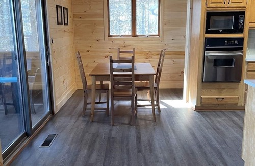 Sevierville Cabina | View Paradise of Bluff Mtn, Hot Tub, Firepit, Game Rm, Wi-Fi, 4BDR, 3BTR