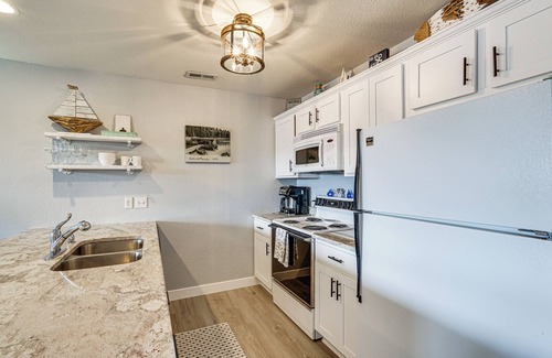 Osage Beach Condominio | ¡NUEVO! Osage Beach Condo w / View, piscina y acceso al lago