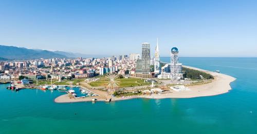Old Boulevard Apartamento | View studio 50 meters from the sea, Porta Batumi Tower
