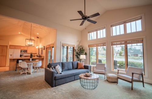 Sisters Casa | View stunning sunsets and enjoy cozy comfort steps from the heart of Sisters.