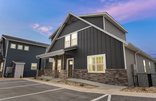 Table Rock Condominio | View Topia Vacation Home at Chateau Mountain with Pool and Tub by RedAwning