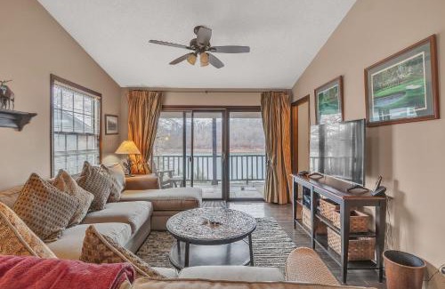 La Follette Casa | View West Lakefront Cottage cottage