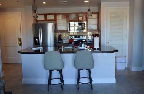 Lake Las Vegas Condominio | Nuevo listado: condominio en el último piso con excelentes vistas del lago y campo de golf
