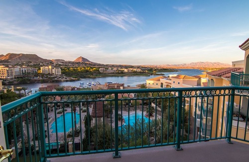 Lake Las Vegas Condominio | Nuevo listado: condominio en el último piso con excelentes vistas del lago y campo de golf