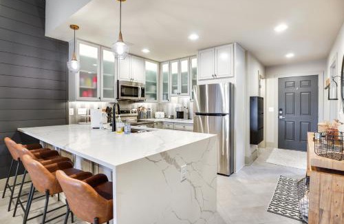 Lake Ozark Apartamento | Views and Pool Access Luxurious Lake Ozark Condo