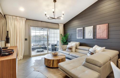 Lake Ozark Apartamento | Views and Pool Access Luxurious Lake Ozark Condo