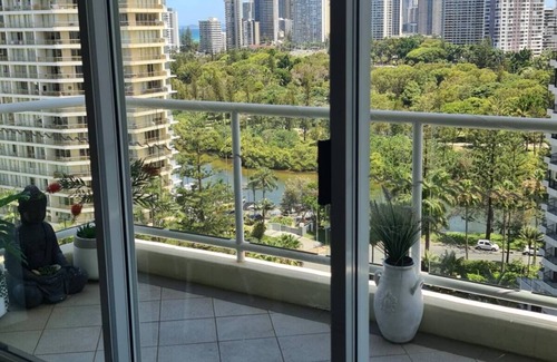 Main Beach Apartamento | Views, Central to Beach, Restaurants, Tram & Clubs