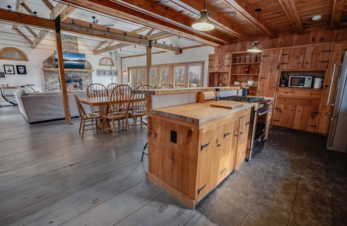 Stratton Mountain Casa | Chalet recientemente renovado con impresionantes vistas, techo abovedado, a 5 minutos de Stratton.