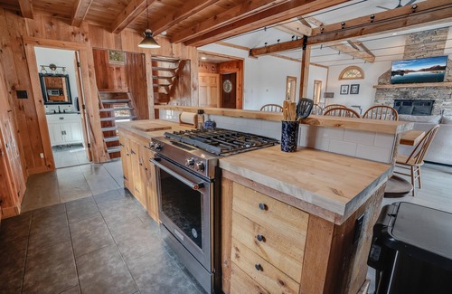 Stratton Mountain Casa | Chalet recientemente renovado con impresionantes vistas, techo abovedado, a 5 minutos de Stratton.