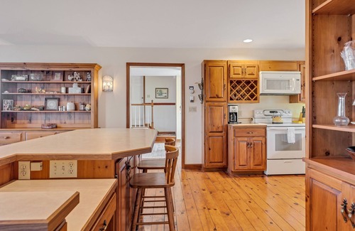 Quechee Casa | Views, Game Room/Bar, and more - beautiful 5BD/3.5BA home! Sleeps 10