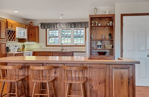 Quechee Casa | Views, Game Room/Bar, and more - beautiful 5BD/3.5BA home! Sleeps 10