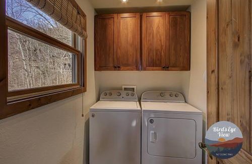 Gatlinburg - Pigeon Forge Casa | Views, Hot tub, Game Rm, arcade, 3 resort Pools, Pickleball Court, golf course