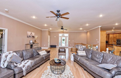 Dandridge Casa | ⛰️Views! Huge hot tub! Firepit area! 20 mins to DWood, fenced yard! Pets welcome!
