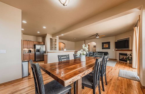 Monument Casa | Views of Pikes Peak from a Cozy Home