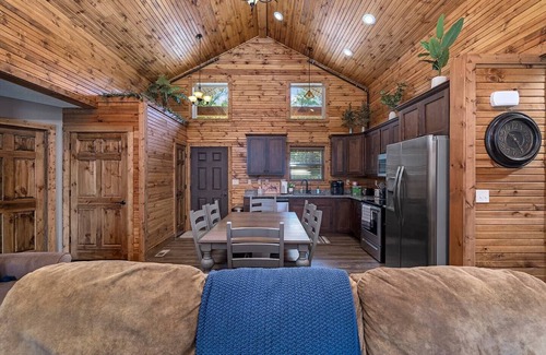 Reeds Spring Cabina | Views! Priv. Hot Tub. 2 Resort Pools. Golf Resort. Sports Courts & Playgrounds.