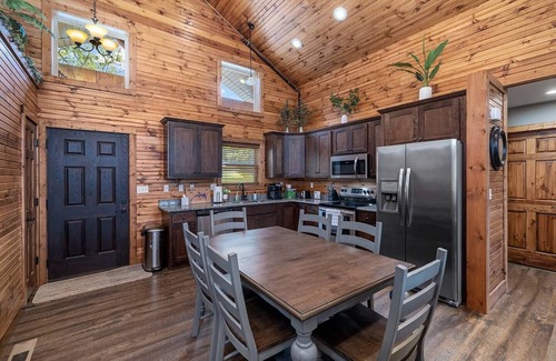 Reeds Spring Cabina | Views! Priv. Hot Tub. 2 Resort Pools. Golf Resort. Sports Courts & Playgrounds.