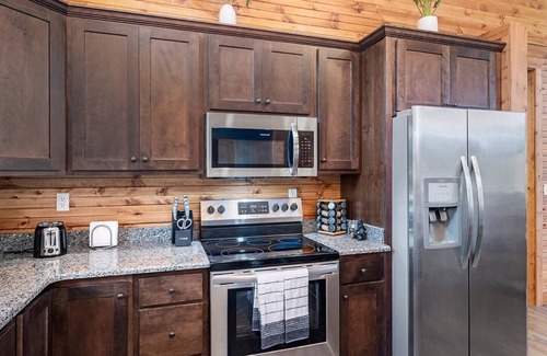 Reeds Spring Cabina | Views! Priv. Hot Tub. 2 Resort Pools. Golf Resort. Sports Courts & Playgrounds.
