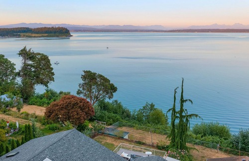 Camano Island Casa | Views Seclusion & Cozy Island Comfort