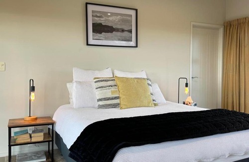 Ruakaka Casa | Views to unwind - self contained unit w/king bed