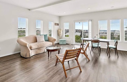 Eastside Condominio | Views! Top floor, corner A/C - Bay and mtn views!
