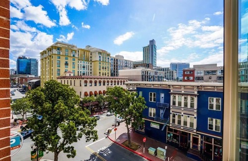 Pacific Terrace Condominio | Vistas, unidad de esquina 2b 2b mejorada, en el centro de SD Gaslamp