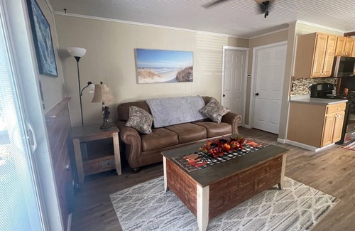McMillan Cabaña | Views, Vibes & Vacation Time-2 BR Lakeview Stay in McMillan Sleeps 10