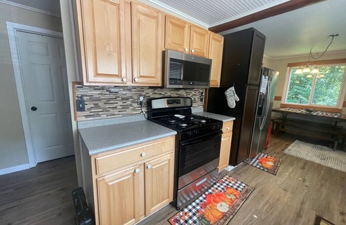 McMillan Cabaña | Views, Vibes & Vacation Time-2 BR Lakeview Stay in McMillan Sleeps 10