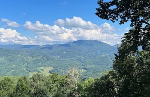 Johnson County Casa | Views, views, views! Private mtn escape with king bed.