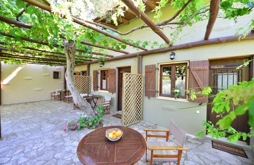 Sarkhos Casa | Viglatoras Sarchos Maleviziou