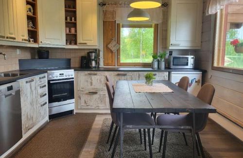Lotjola Chalet De Esquí | Viihtyisä huvilamökki Saimaan rannalla