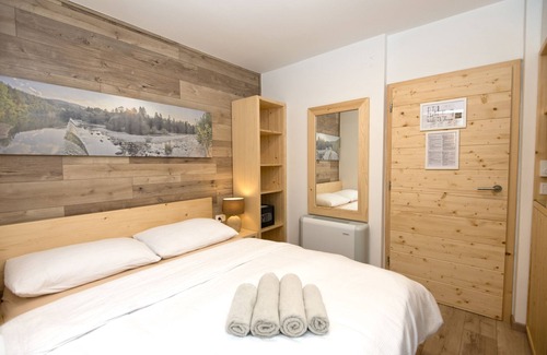 Bled Villa | Vila Alpina - Habitación moderna y cómoda en un entorno tranquilo y natural.