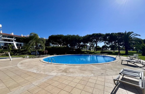 Quarteira Apartamento | VILAMOURA SUNNY GARDEN WITH POOL by HOMING