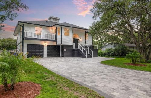 Vilano Beach Casa | Vilano Rose Slps 24, 6Bds, 5 Bths, Pool, Wlk to Beach, Golf, Pets