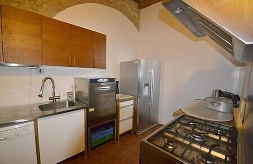 Ciggiano Villa | Villa Gloriosa: una encantadora villa histórica en tres plantas situada en una zona montañosa.