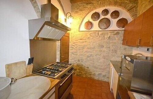 Ciggiano Villa | Villa Gloriosa: una encantadora villa histórica en tres plantas situada en una zona montañosa.