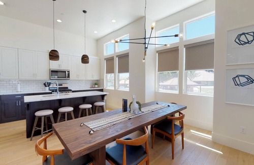Bloomington Condominio | ¡Nuevo listado! ¡Maravilloso! Nueva Villa 8, todas las Master Suites! ¡Recurso! Bloomington Country Club!