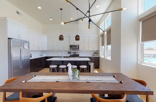 Bloomington Condominio | ¡Nuevo listado! ¡Maravilloso! Nueva Villa 8, todas las Master Suites! ¡Recurso! Bloomington Country Club!