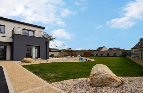 Cleder Villa | Villa 160 m2, 8 persons, seaside, 4 bedrooms, dc PMR animals ok, enclosed garden