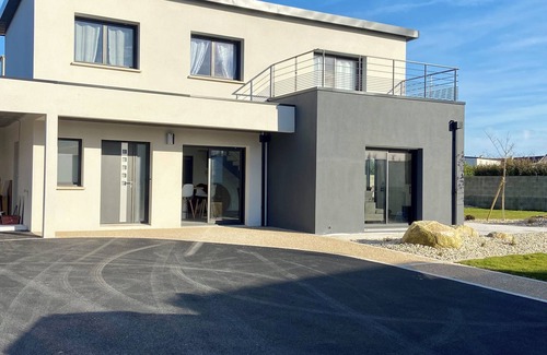 Cleder Villa | Villa 160 m2, 8 persons, seaside, 4 bedrooms, dc PMR animals ok, enclosed garden
