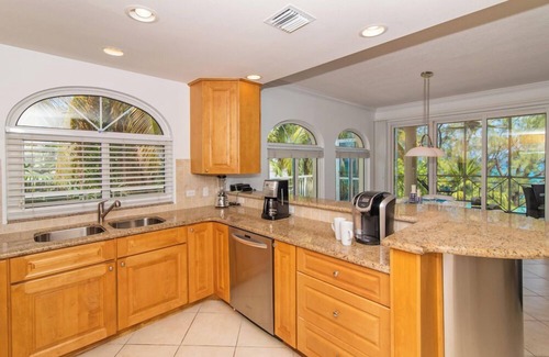 Seven Mile Beach Condominio | Villa 20, Forth floor 2 bedroom, 2 bathroom, oceanfront, fully equipped.