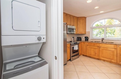 Seven Mile Beach Condominio | Villa 20, Forth floor 2 bedroom, 2 bathroom, oceanfront, fully equipped.