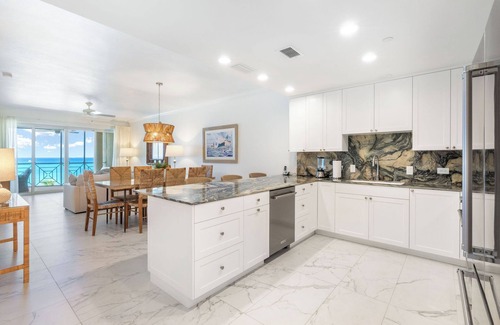 Seven Mile Beach Condominio | Villa 23, Forth floor 3 bedroom, 3 bathroom, oceanfront, fully equipped.