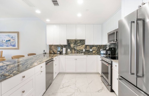 Seven Mile Beach Condominio | Villa 23, Forth floor 3 bedroom, 3 bathroom, oceanfront, fully equipped.