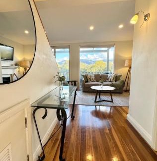 Pokolbin Villa | Villa 2br Mountain View Retreat Villa located within Cypress Lakes Resort