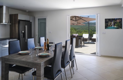 Montfort-sur-Argens Villa | Villa nueva con piscina infinita 3 suites, grandes comodidades, vista panorámica