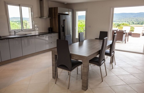 Montfort-sur-Argens Villa | Villa nueva con piscina infinita 3 suites, grandes comodidades, vista panorámica