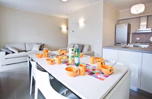 Sala Comacina Apartamento | Lujosa y espaciosa casa familiar con capacidad para 8 personas con vistas al lago envidiable