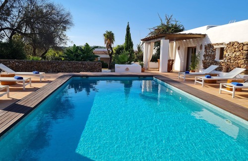 Sant Carles de Peralta Villa | VILLA A 5 MINUTOS DE LAS PLAYAS CON JARDÍN Y PISCINA PRIVADA