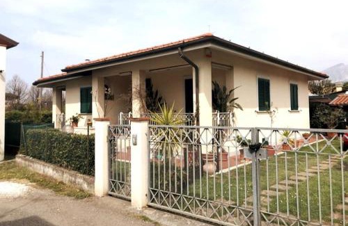 Marina di Massa Casa | Villa Adriana. Villetta a due passi dal mare