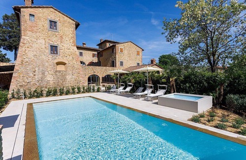 Tavarnelle Val di Pesa Apartamento | Villa Albizia: A characteristic and welcoming four-story apartment that is part of a villa surrounded by the greenery, with Free WI-FI.